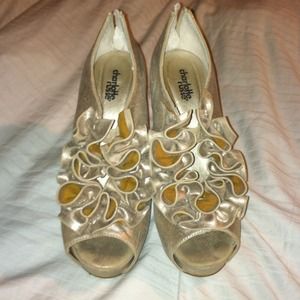 PRICE REDUCE!!!!High heels gold with ruffles
