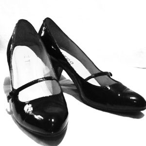 Me Too black Mary Jane style black patent pumps.