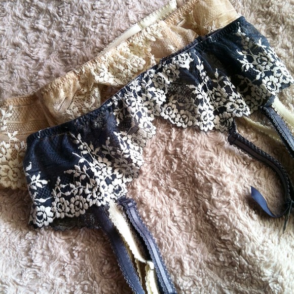 ✔✔SOLD✔✔⭐Bundle⭐Wacoal Lace Garter Belts.