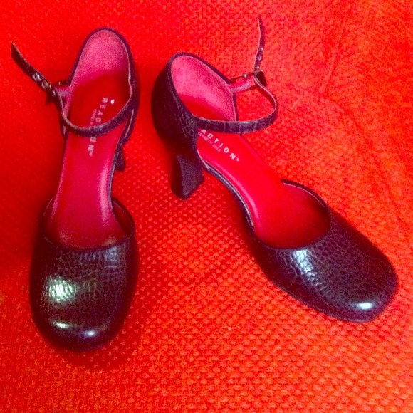 Kenneth Cole's black pump shoes