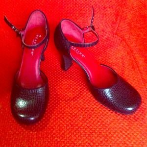 Kenneth Cole's black pump shoes