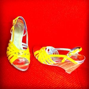 That flirty yellow sandals!