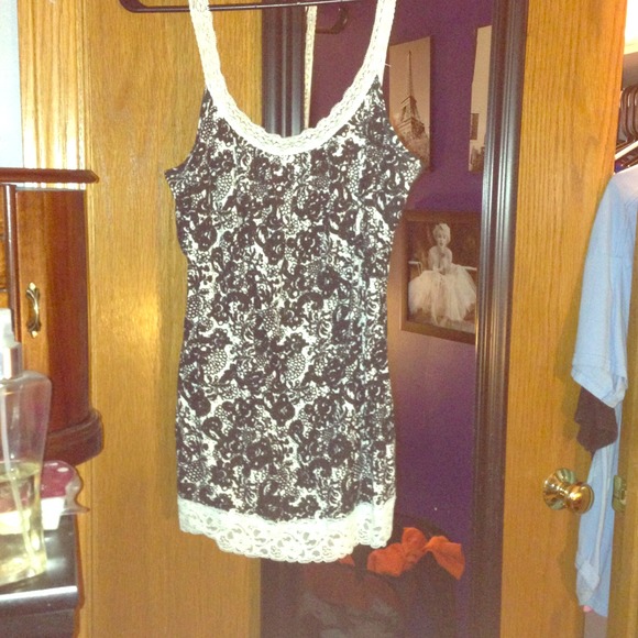 💕SOLD💕XL lace black and white design tank