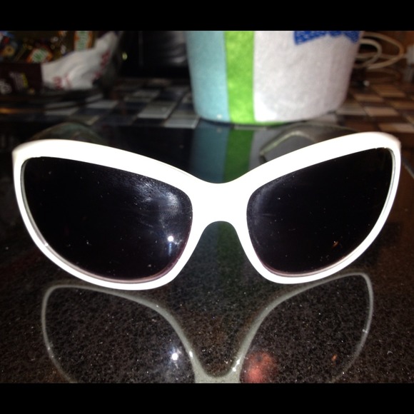 White plastic frame XOXO sunglasses.