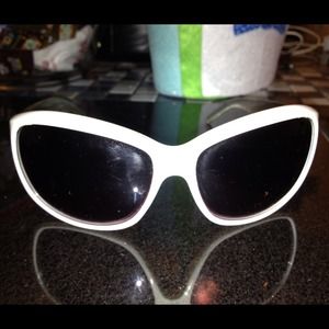 White plastic frame XOXO sunglasses.