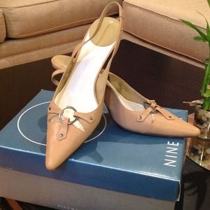 Beige leather pointed toe kitten heels