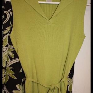 3 piece outfit. Skirt is 4petite and tops medium