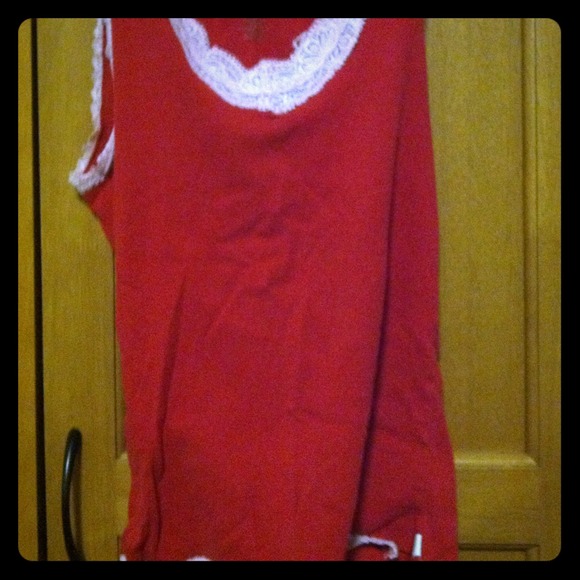 Red camisole with pink lace trim❤