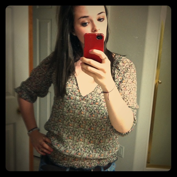 Flowy sheer floral hollister top!