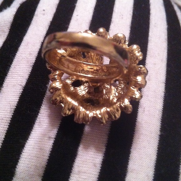 ⚡SOLD⚡Flower Ring - Picture 3 of 4