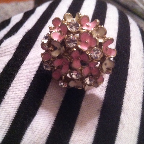 ⚡SOLD⚡Flower Ring - Picture 4 of 4