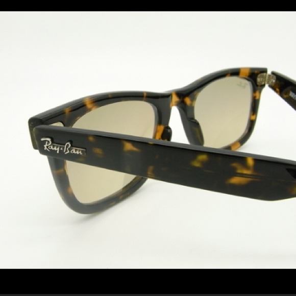 Ray Ban Wayfarer in tortoise, original soft case