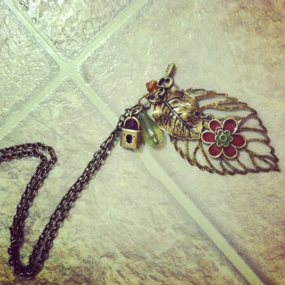 *NWT* "Charming Leaves" Golden statement Necklace - Picture 1 of 4