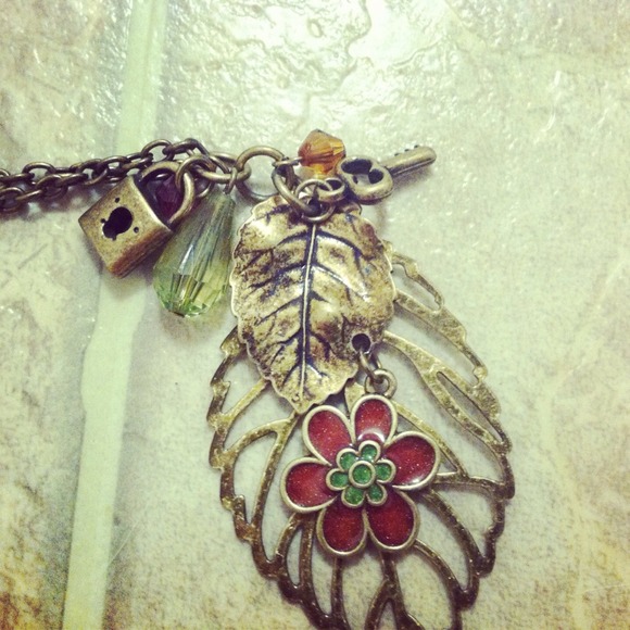 *NWT* "Charming Leaves" Golden statement Necklace - Picture 2 of 4