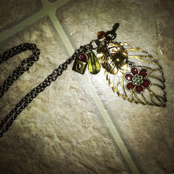 *NWT* "Charming Leaves" Golden statement Necklace - Picture 4 of 4