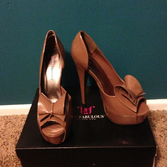 Peep toe pumps