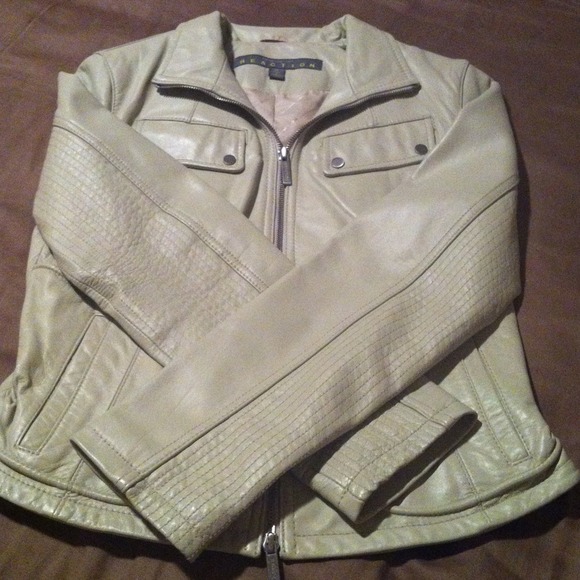 Fitted Leather Jacket - Picture 4 of 4