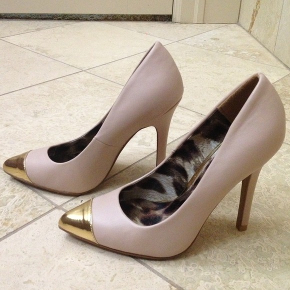 Shoes - NWOT  Gold cap toe nude pumps