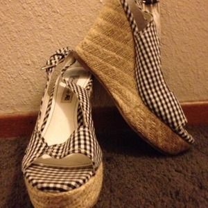 Peep toe checker wedges