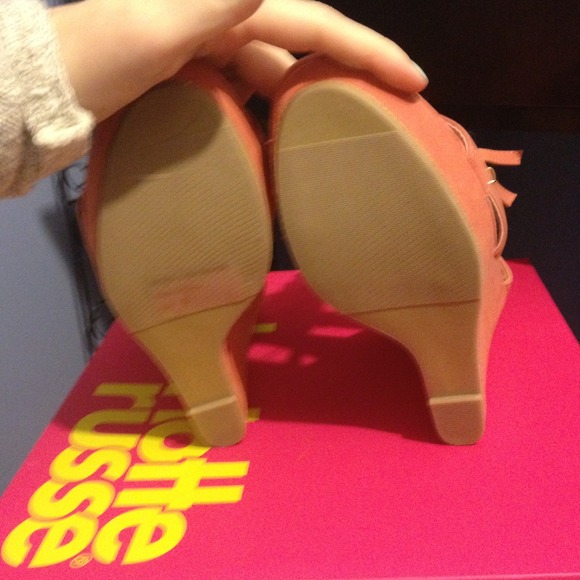 ✨Sold✨Coral fringe wedges - Picture 3 of 4