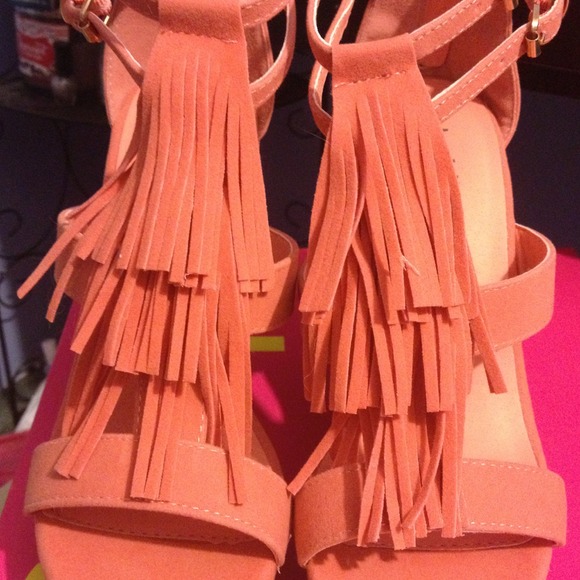 ✨Sold✨Coral fringe wedges - Picture 4 of 4