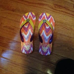 BCBG flip flops