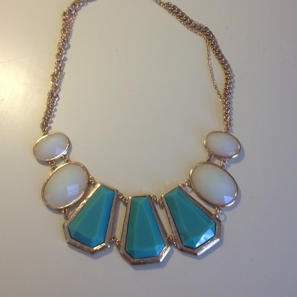 Adorable blue necklace !