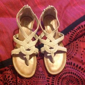 R2 Nude Sandals/ Black/White Nike Tenni Shoes