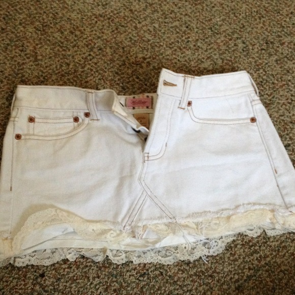 White Hollister skirt size 1, perfect condition
