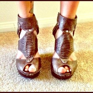 Tan wedges & black wedges BUNDLE!