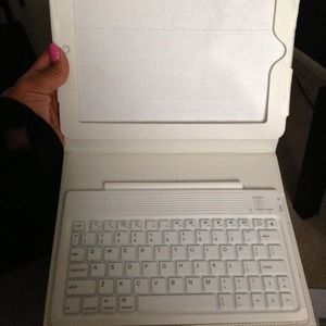 iPad 2 cover with Bluetooth keypad