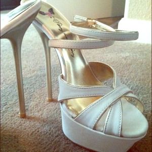 REDUCED 👠White Heels With Ankle Strap 6".