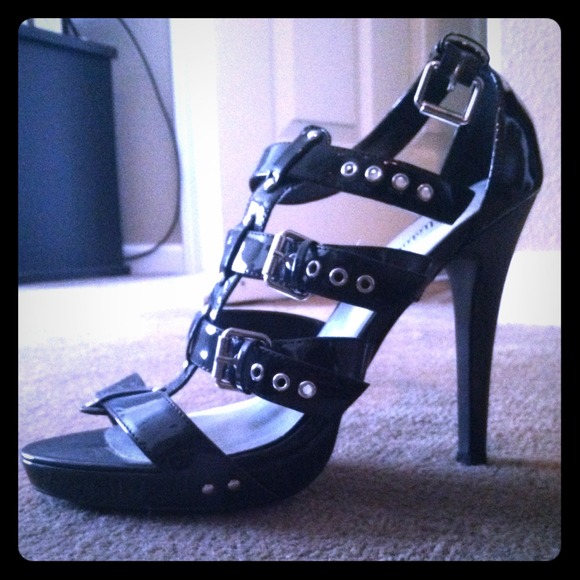Black straps and buckles! 5" heels!