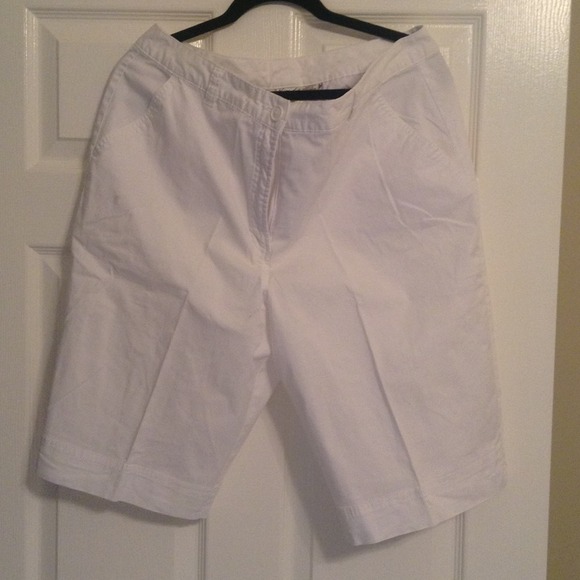 Sold in bundle.....Kim Rogers white Capris