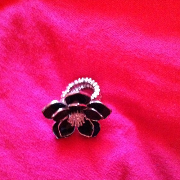 Black flower ring - Picture 2 of 2