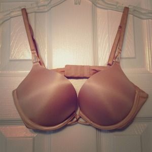 Victoria Secret Miraculous Plunge Bra in nude