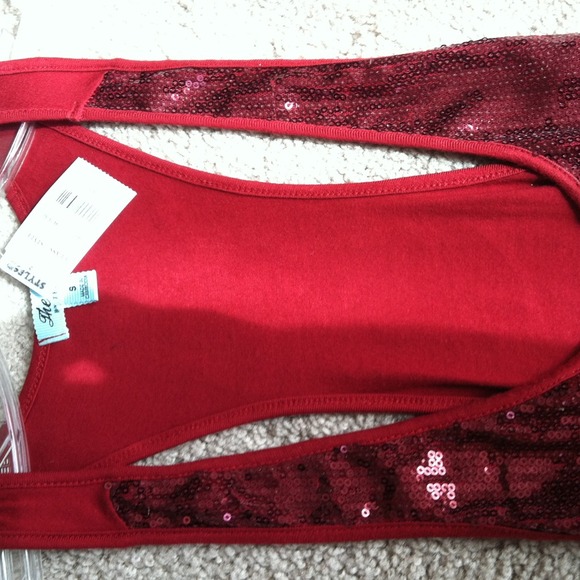 Red top - Picture 3 of 3