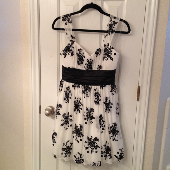 NWOT TRIXXI black and white dress