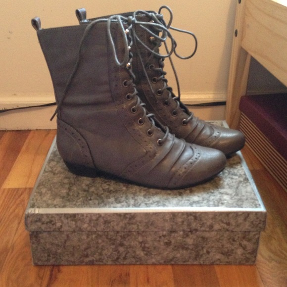 ⚠⚠⚠ ON HOLD ⚠⚠⚠Combat boots in color gray