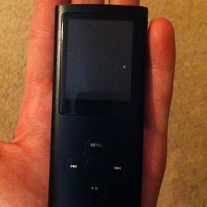 Mp3 - no charger / takes razor charger