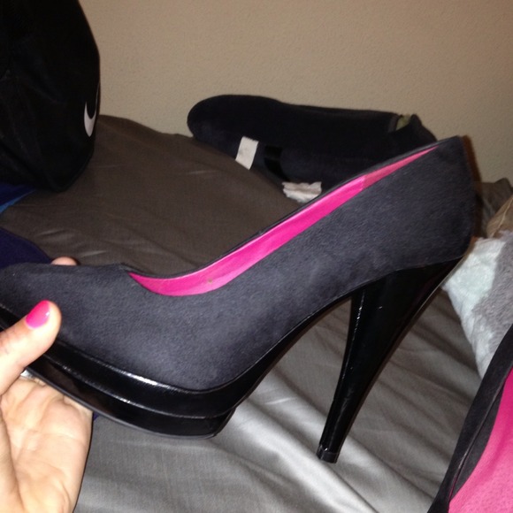 Black suede pumps - Picture 3 of 4