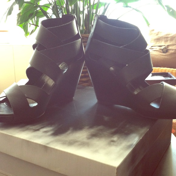 Dolce Vita sandals RESERVED for @emveeme!