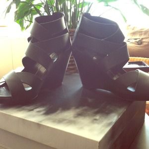 Dolce Vita sandals RESERVED for @emveeme!