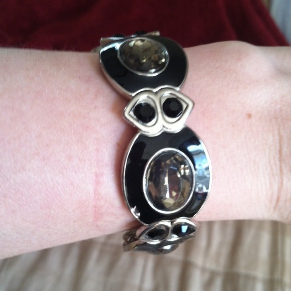 Black and silver bracelet - Picture 1 of 2