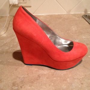 HOLD bomb_it Charlotte Russe Coral Wedge  Size 6