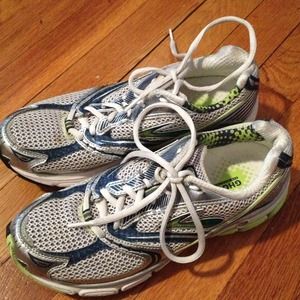 Brooks running sneakers only worn once