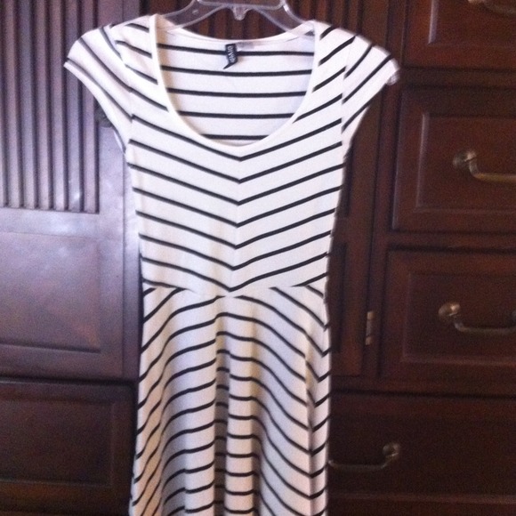 Dresses & Skirts - Chic striped mini dress. Sexy date dress!♥♥🔥🔥