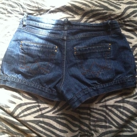 Short, - Picture 2 of 4