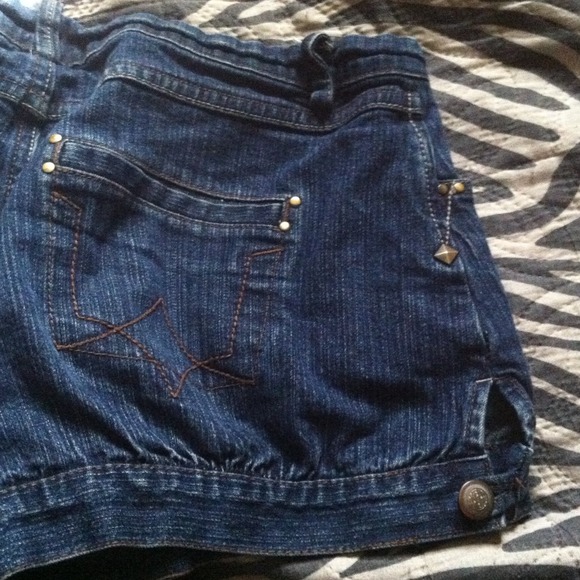 Short, - Picture 3 of 4