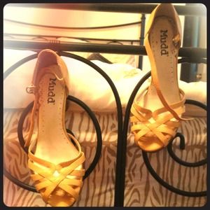 Mudd high heel shoes in yellow. Perfect for spring